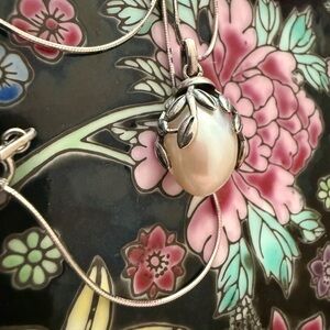 Silver Pendant Necklace with Pearl